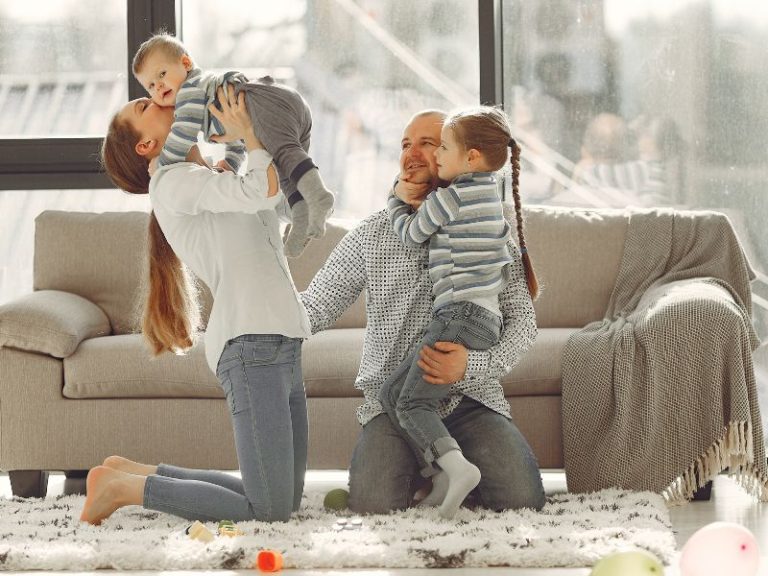 Une famille heureuse dans une maison cahuffée grâce à une pompe à chaleur